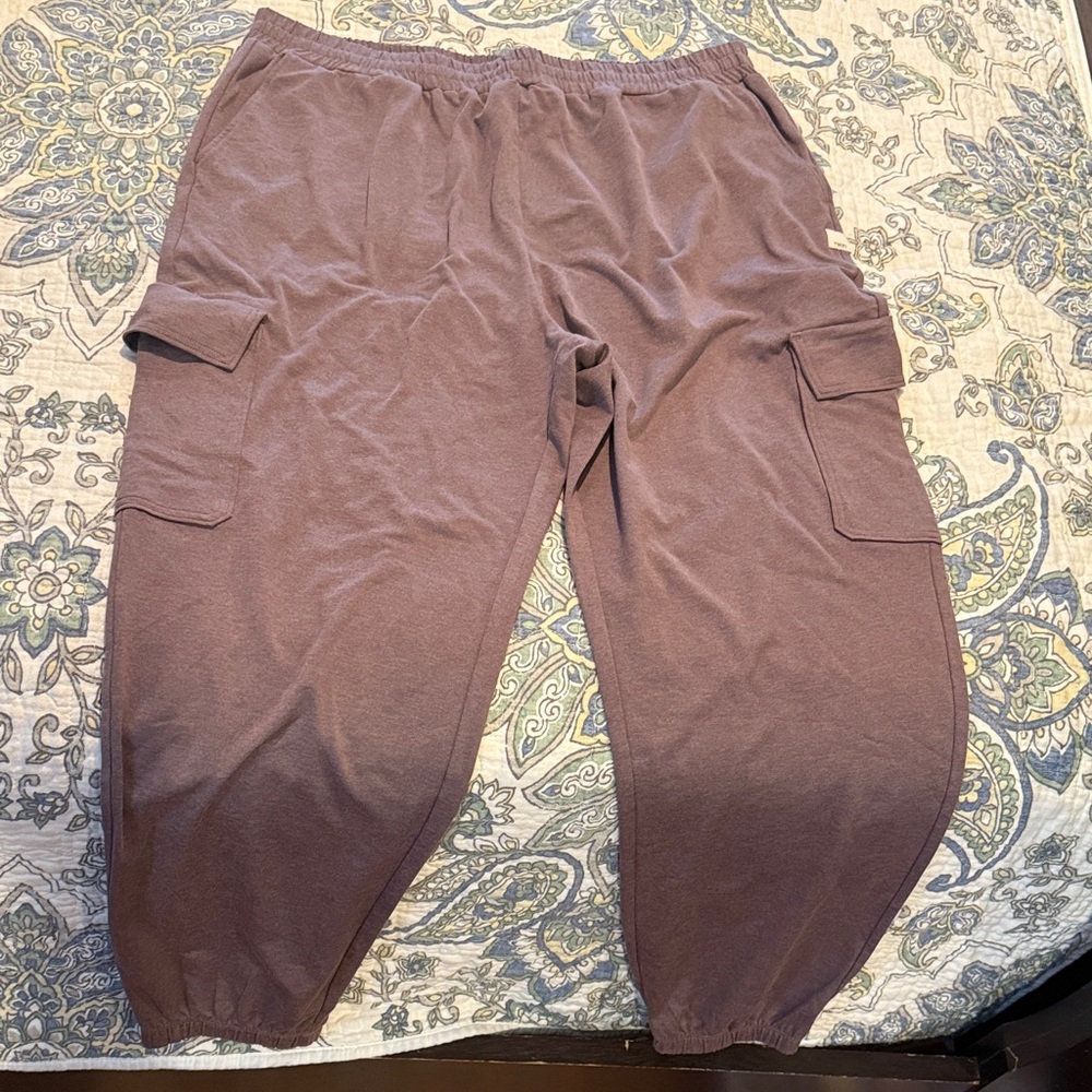 BNWOT Vuori coco brown Cargo joggers-L